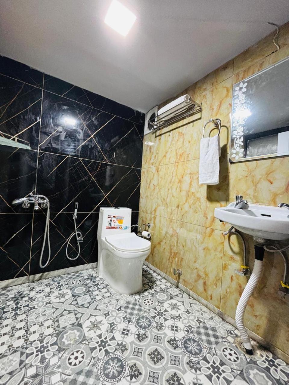 Hotel Amar Массури Экстерьер фото