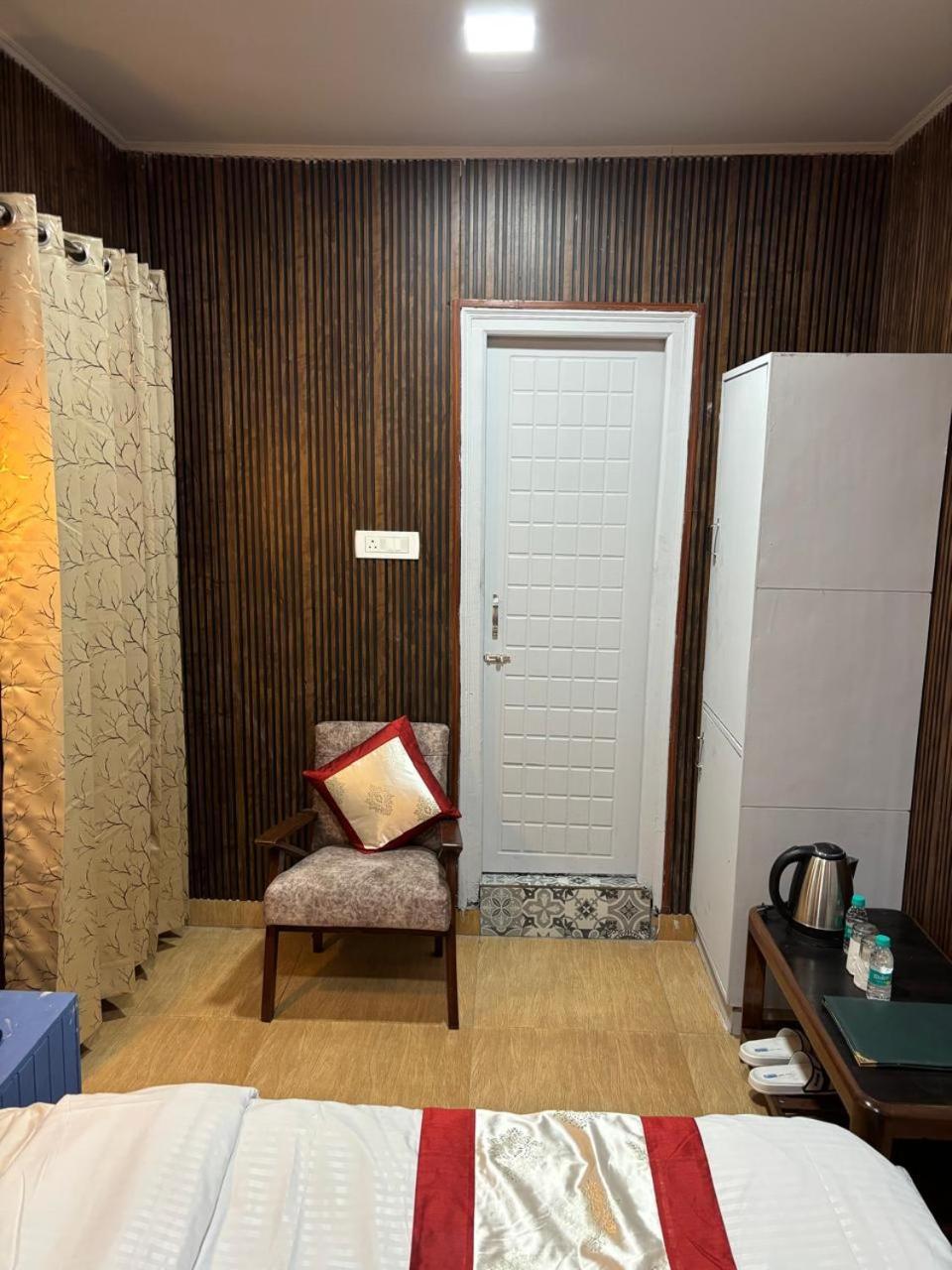 Hotel Amar Массури Экстерьер фото