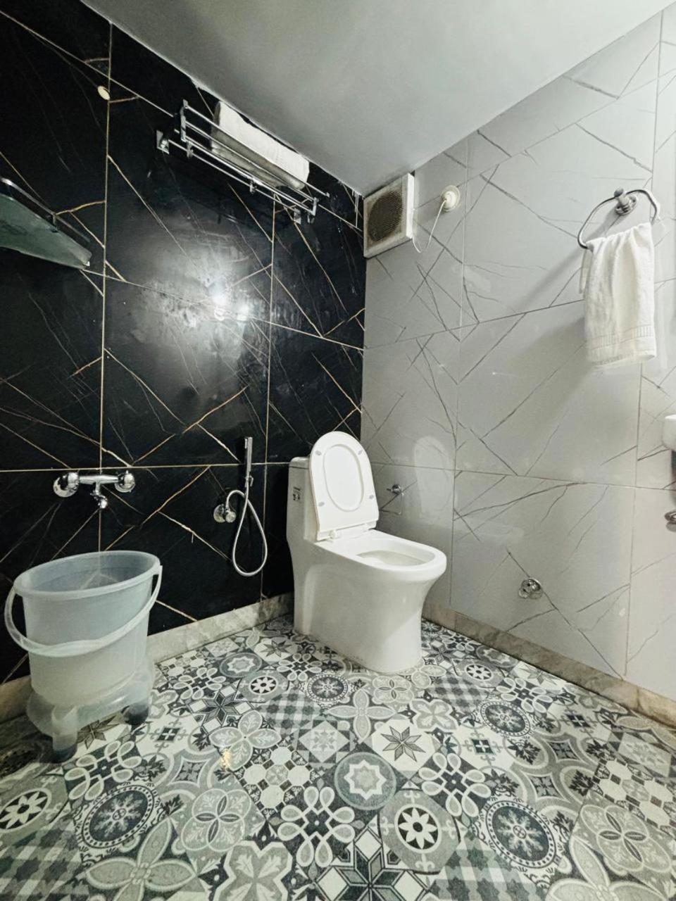 Hotel Amar Массури Экстерьер фото