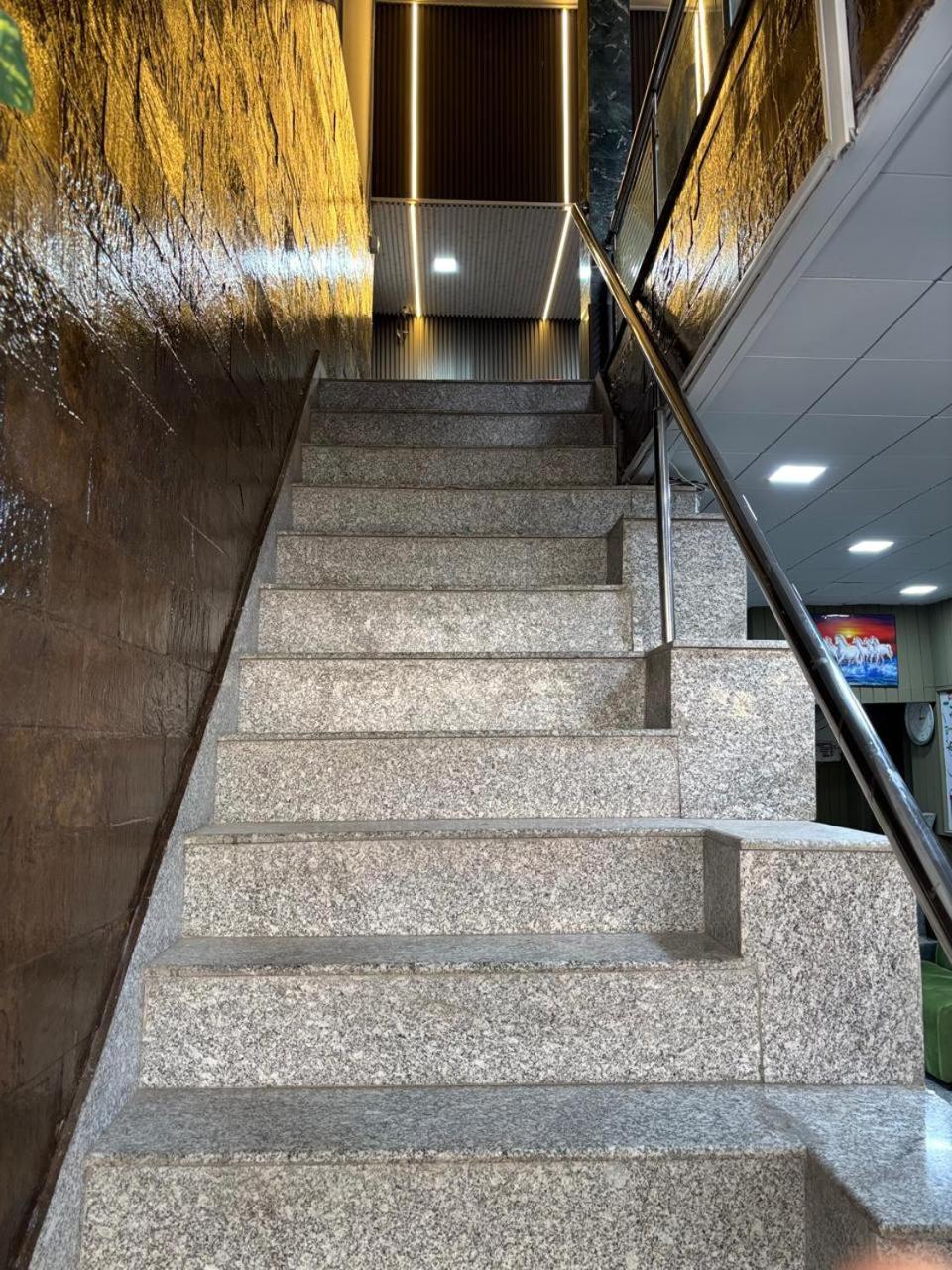 Hotel Amar Массури Экстерьер фото